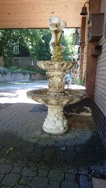Im Internet gehört er in den Garten in WEISS  Hotel Sonnenberg Schloesschen