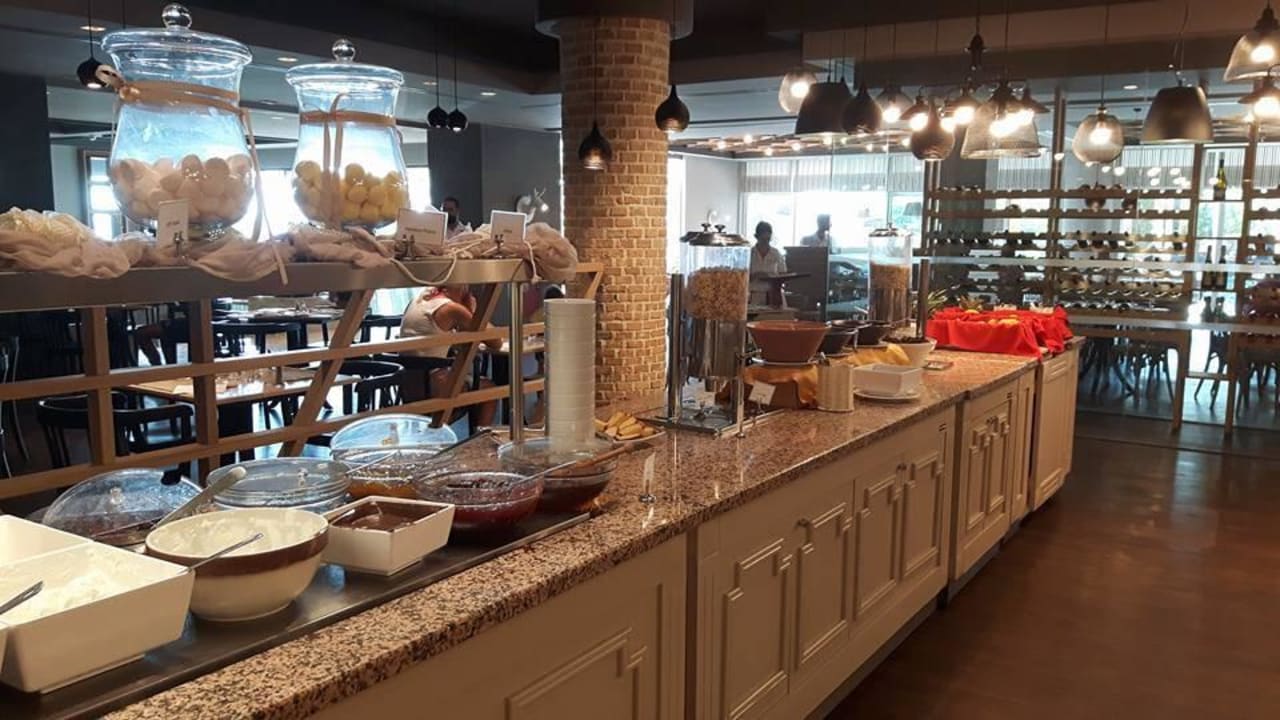 Frühstück alltoura Club Hotel Porto Angeli Beach Resort
