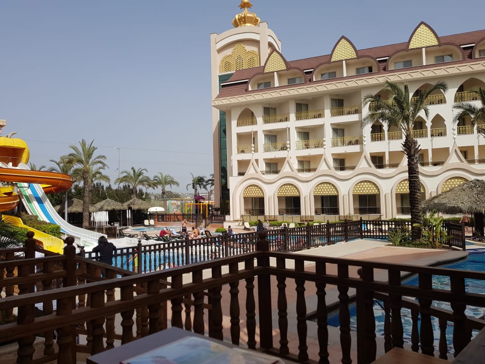 Lobby Well Palace Side