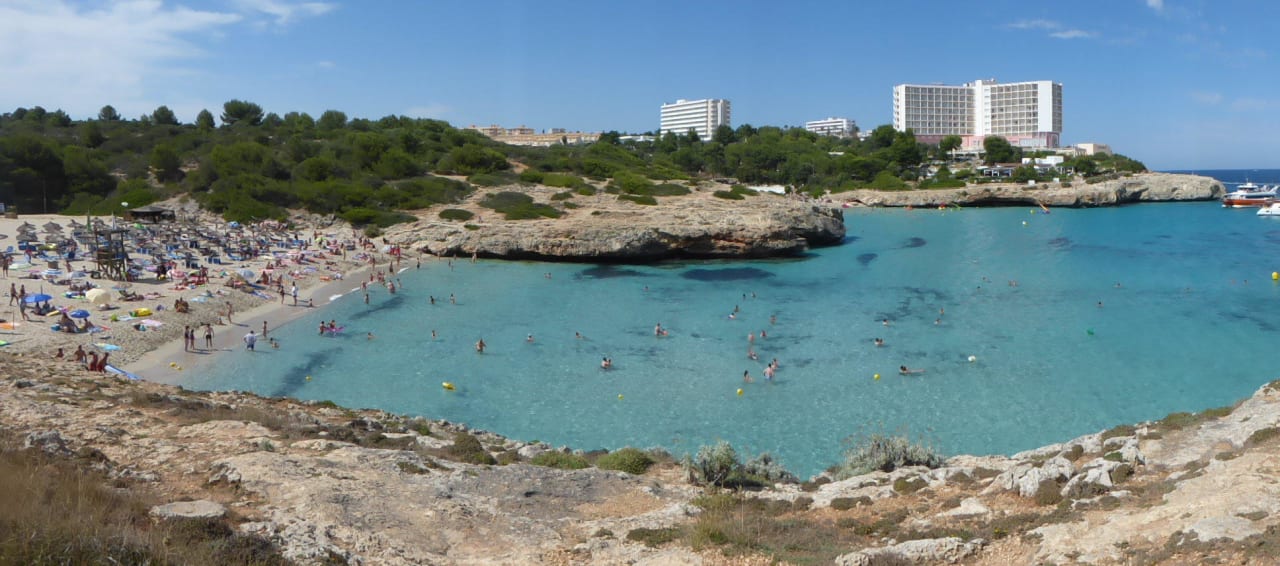 Links ist Riu Tropicana Iberostar Waves Cala Domingos