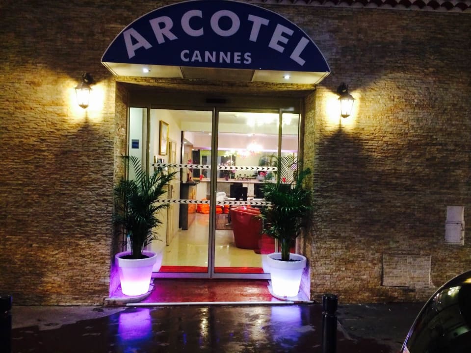 L'entrée de l'hôtel un soir Arcotel Hotel