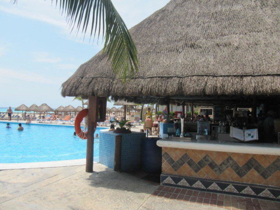Bar przy basenie Allegro Playacar