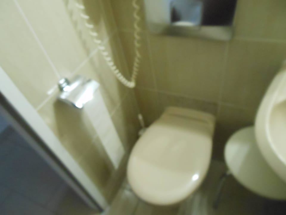 WC-Rollenhalter drückt in Oberarm Hotel Deutschmeister