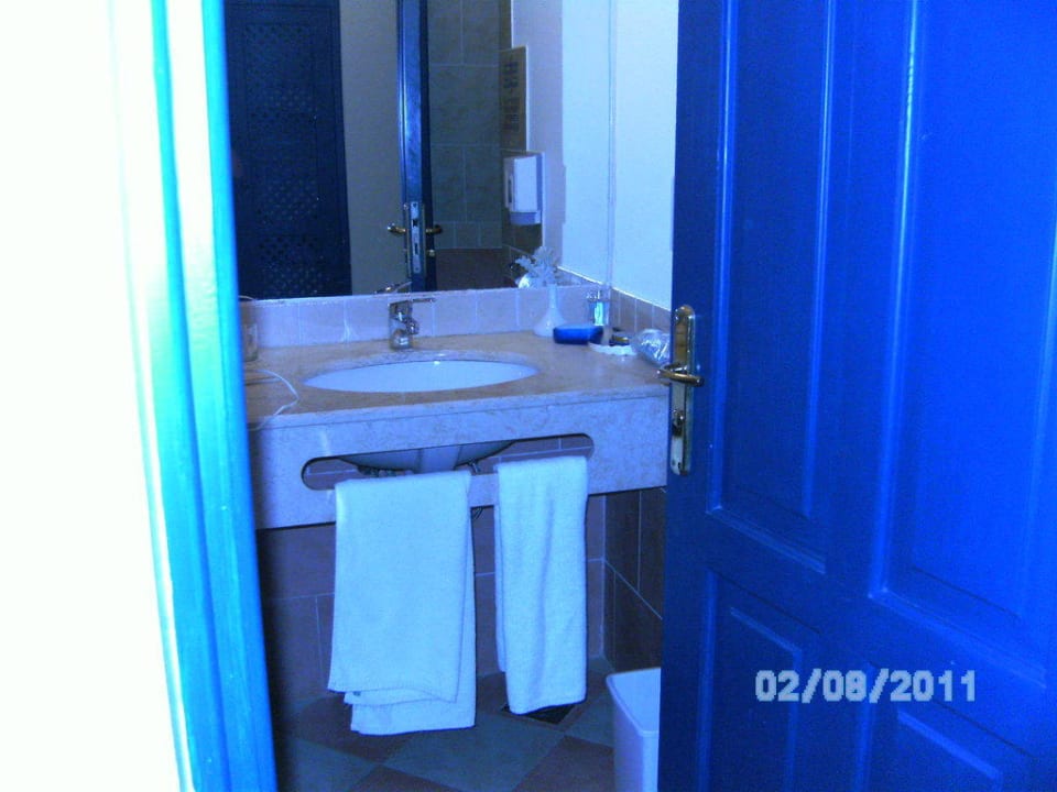 Badezimmer, rechts Dusche, links Toilette Jaz Makadi Oasis Resort