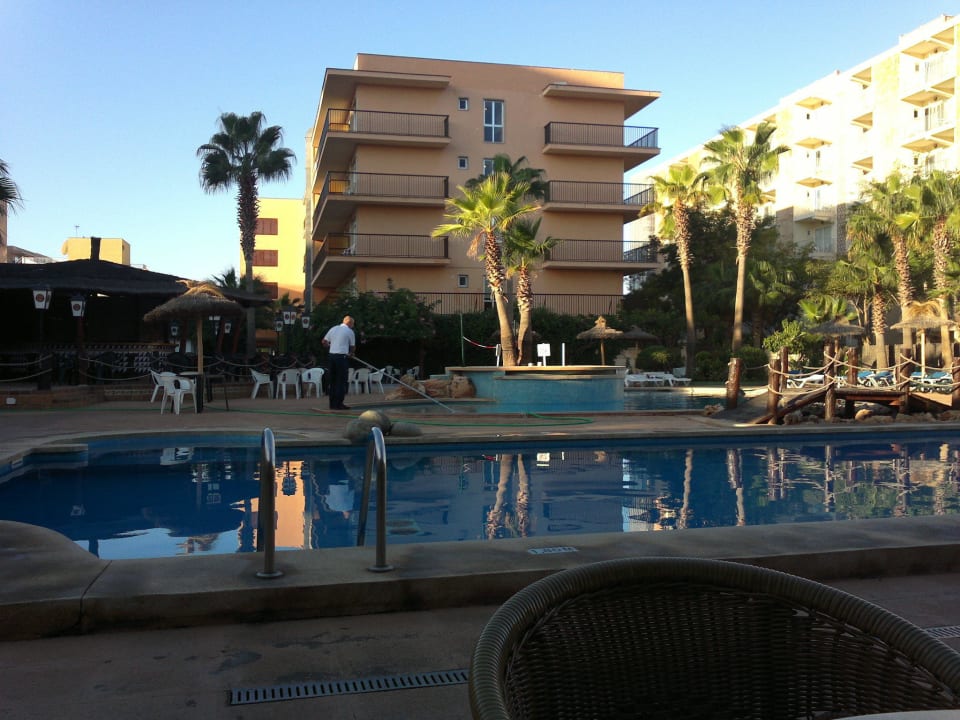 Pool und Hotel JS Palma Stay