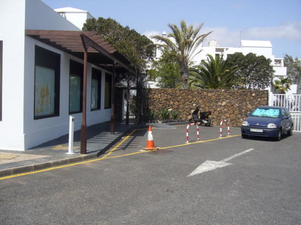 Vor dem Hotel allsun App.-Hotel Albatros