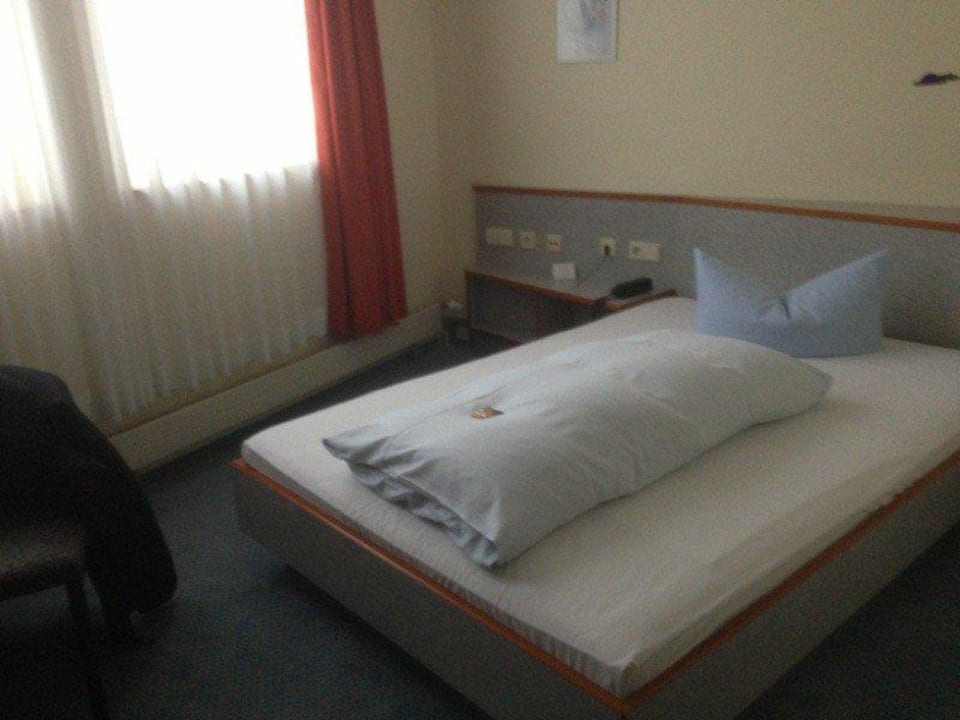 Bett riesengross, Zimmer sehr überschaubar Hotel Blaubeurer Tor