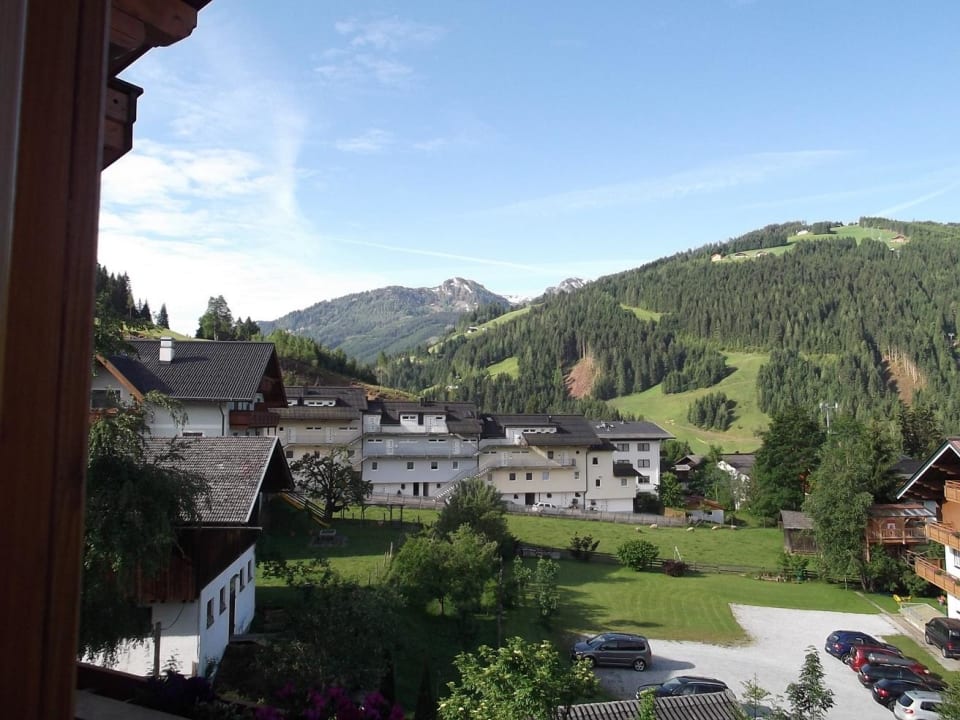 Ausblick vom Balkon bei Sonnenschein Hotel Tatzlwurm by Alpeffect