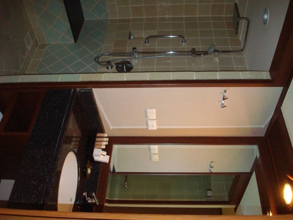 Nach dem Eingang linke Seite. Lavabo und Dusche Holiday Inn Resort Phuket