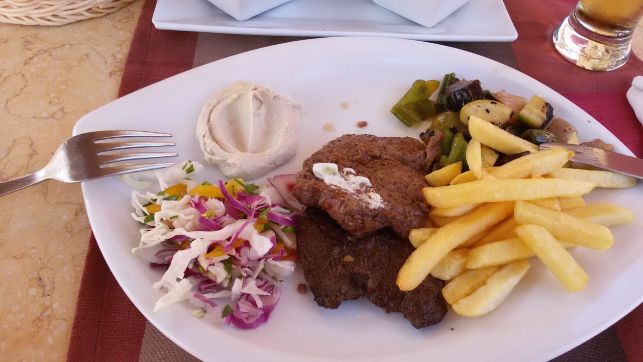 Auf Wunsch auch mit Pommes statt Reis Grand Makadi