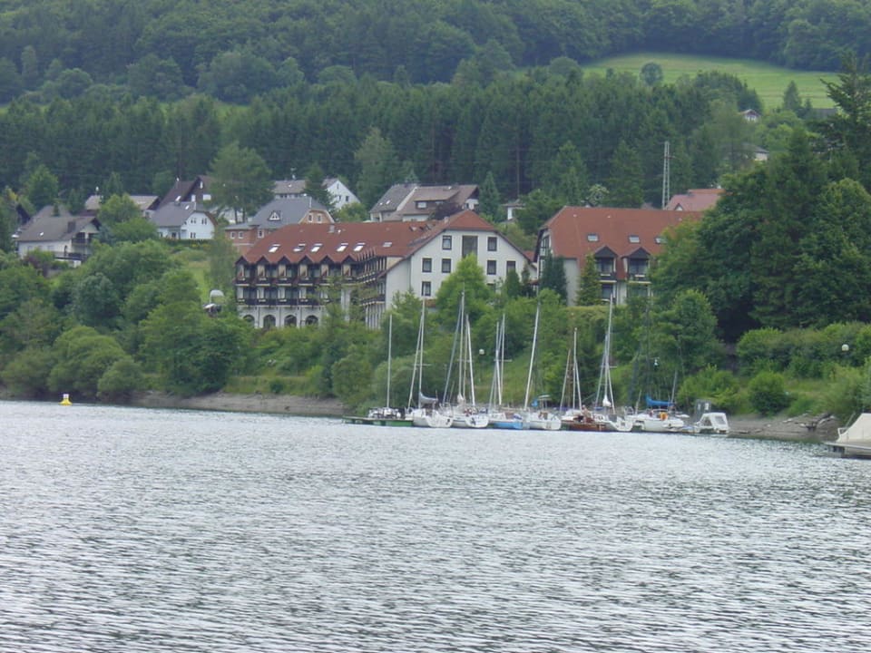 Blick vom Schiff aufs Hotel Göbel's Seehotel Diemelsee