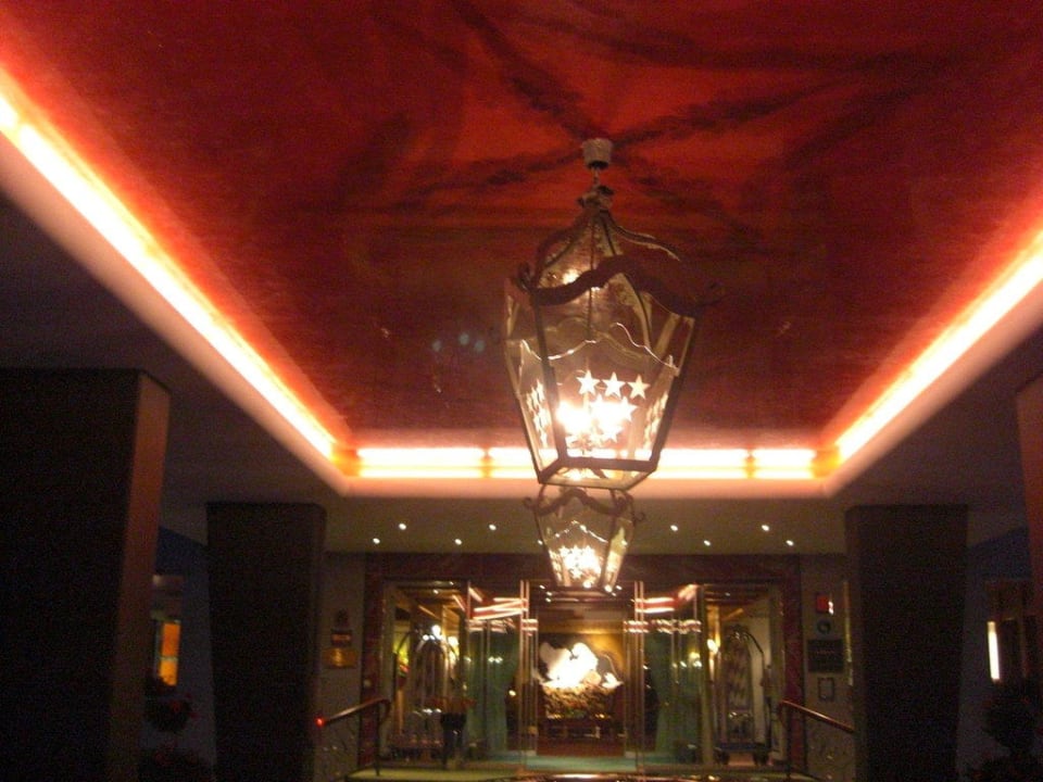 Eingang am Abend Tschuggen Grand Hotel Arosa
