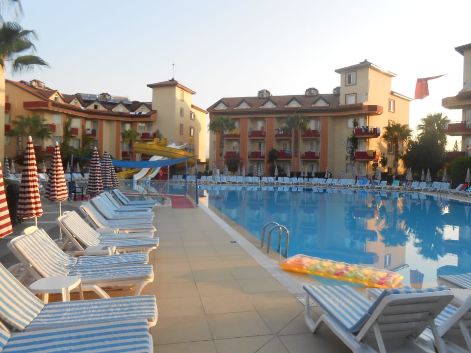 Pool bei Abend Hotel Orfeus Park