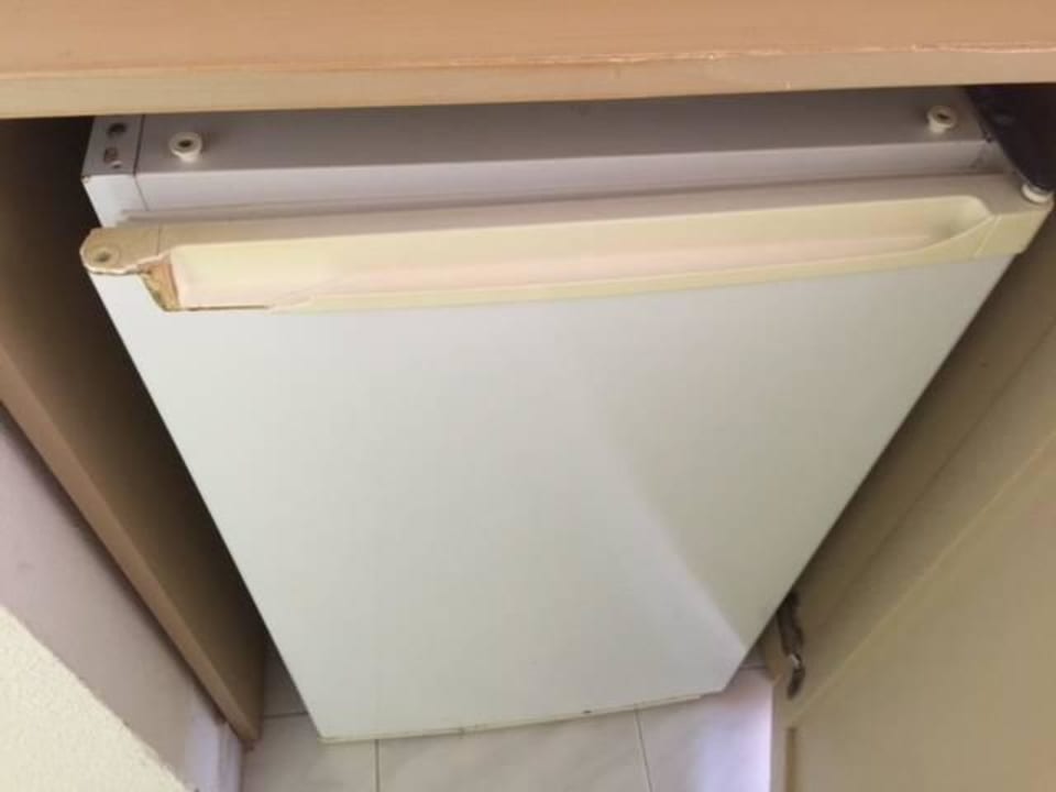 Abgenutzter Kühlschrank SBH Hotel Taro Beach