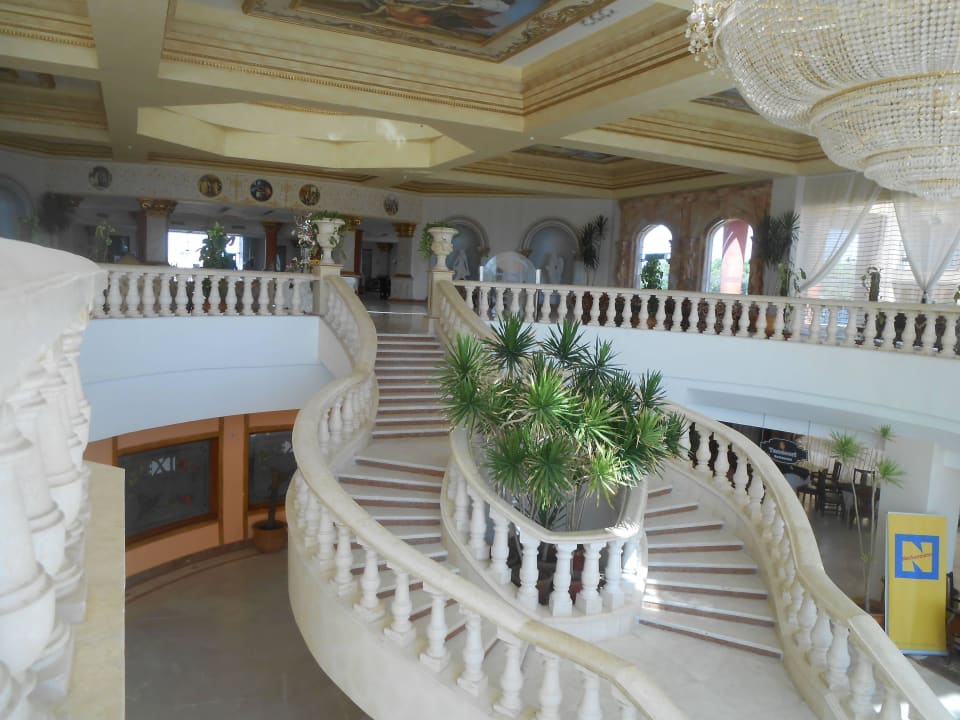 Treppe im Haupthaus Hotel Titanic Palace