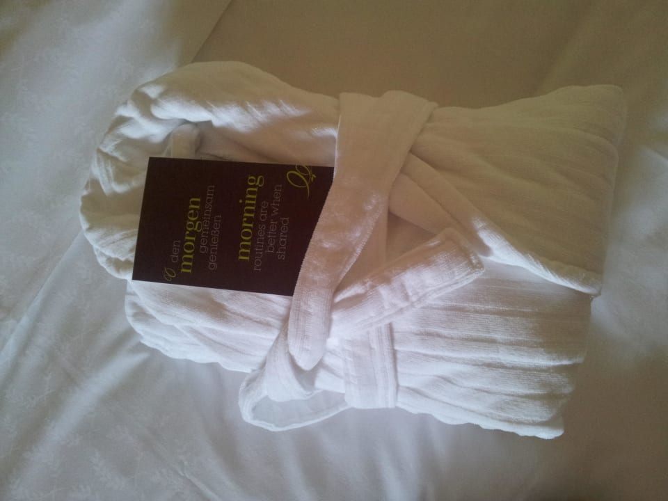 L'accappatoio sul letto Atomis Hotel Munich Airport by Mercure