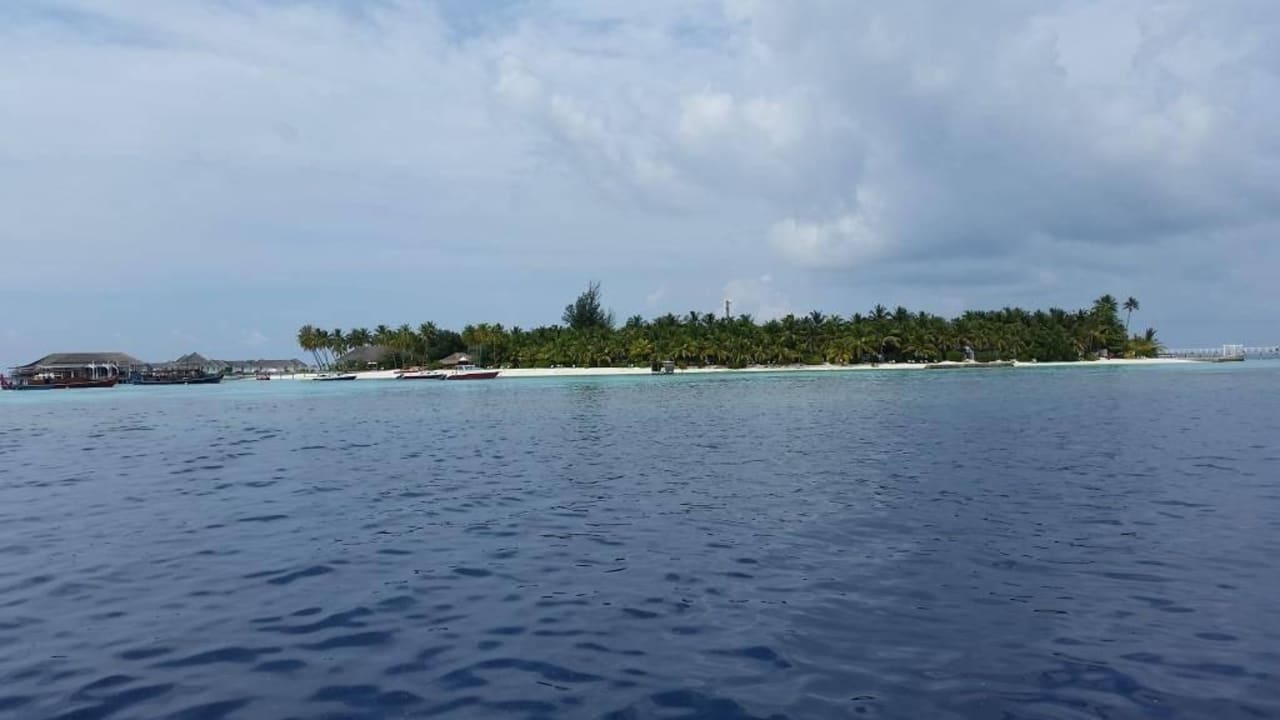 Blick auf die Insel Machchafushi Island Resort & Spa Maldives, The Centara Collection