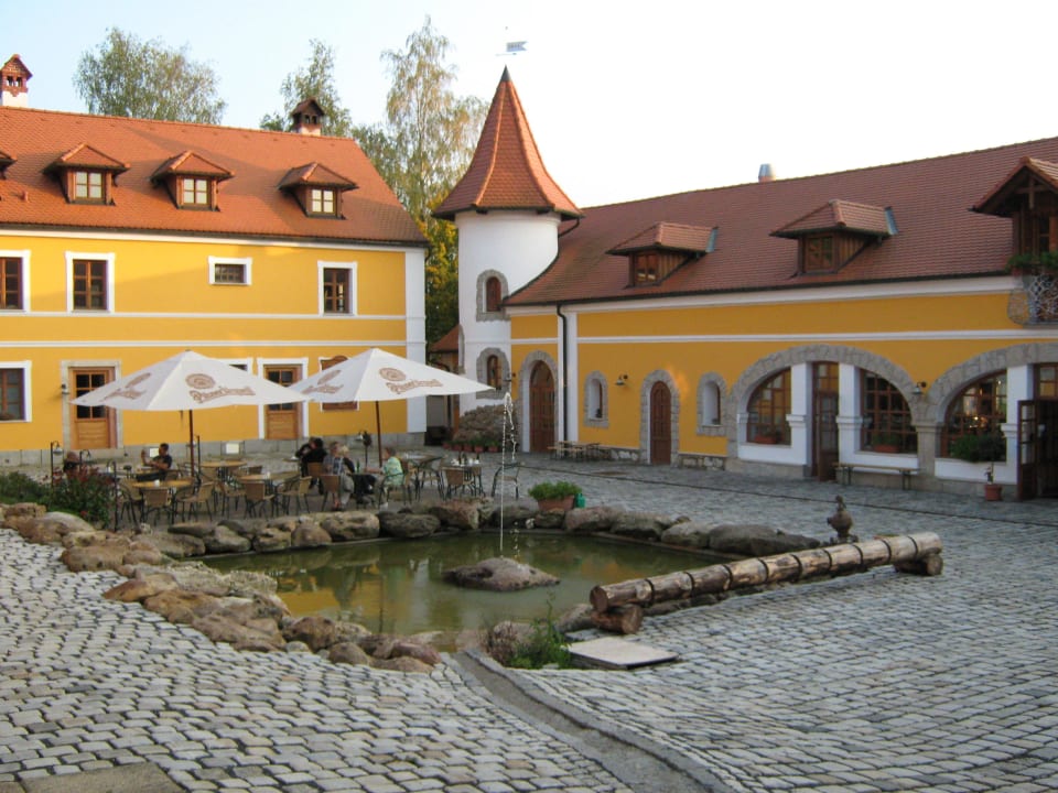 Innenhof im Sommer Hotel U Spejcharu