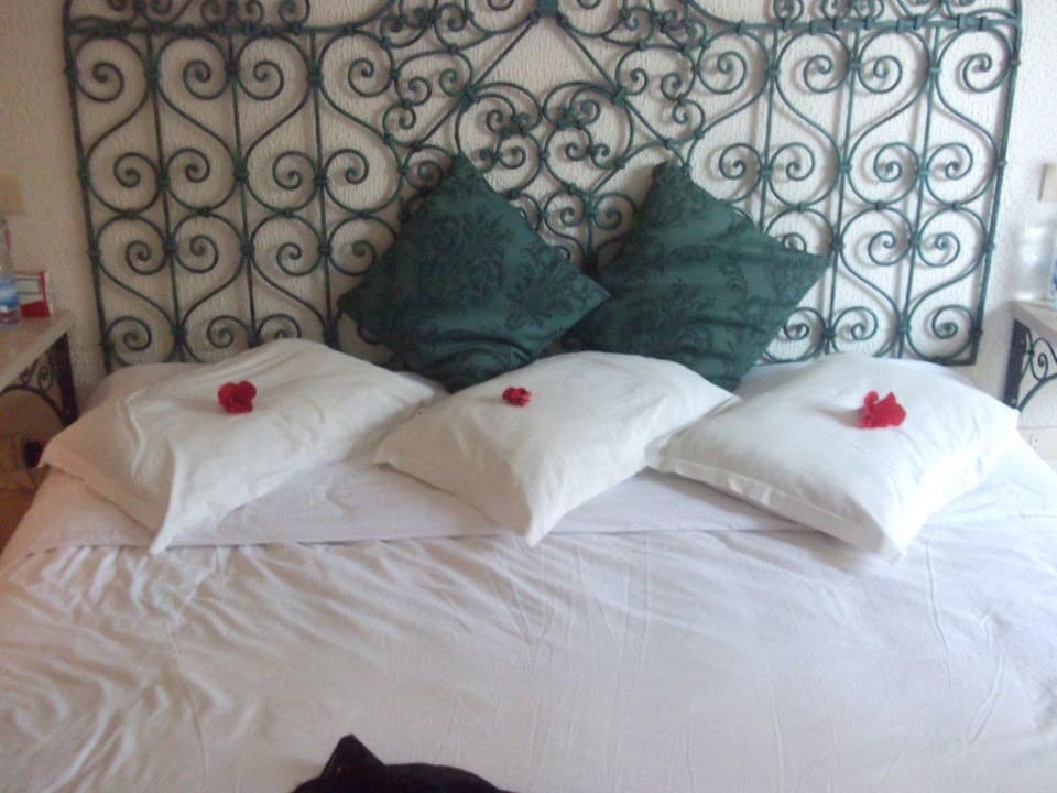 Bett mit Blumen Movie Gate Miramar