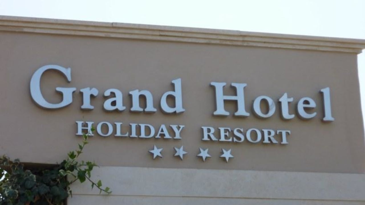 Am Eingang des Hotels Grand Hotel Holiday Resort