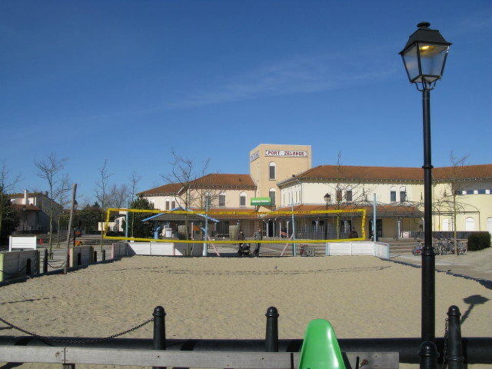 Beach-Volley-Platz vor dem Market Dome Center Parcs Port Zélande