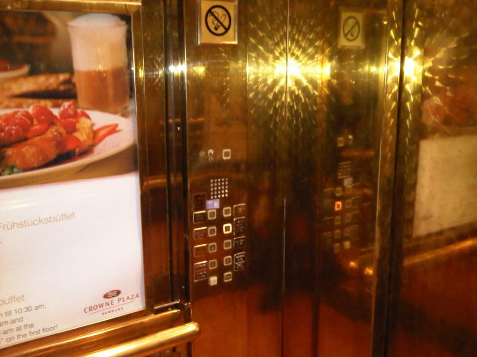 Einer von 3 Aufzügen Crowne Plaza ® Hamburg - City Alster