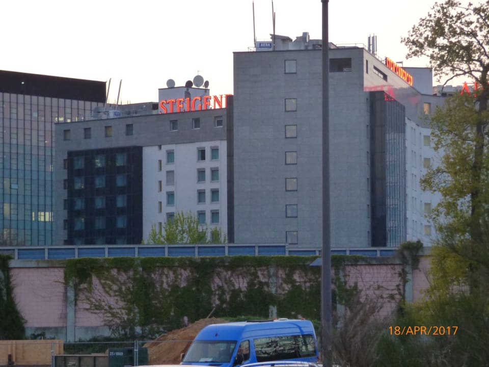 Außenansicht MEININGER Hotel Frankfurt/Main Airport