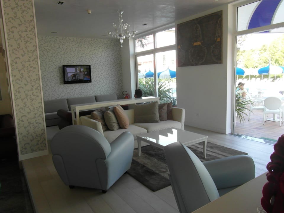 Die Fernsehecke neben der Bar Hotel Principe Caorle