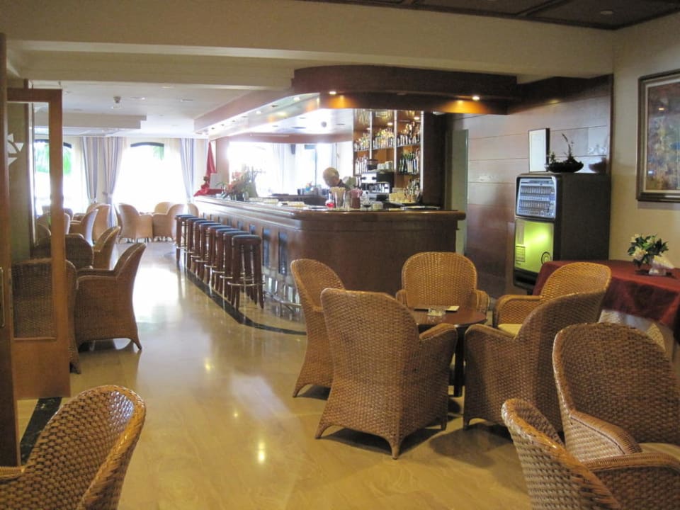 Einen Teil der Bar Valentin Somni Hotel & Suites