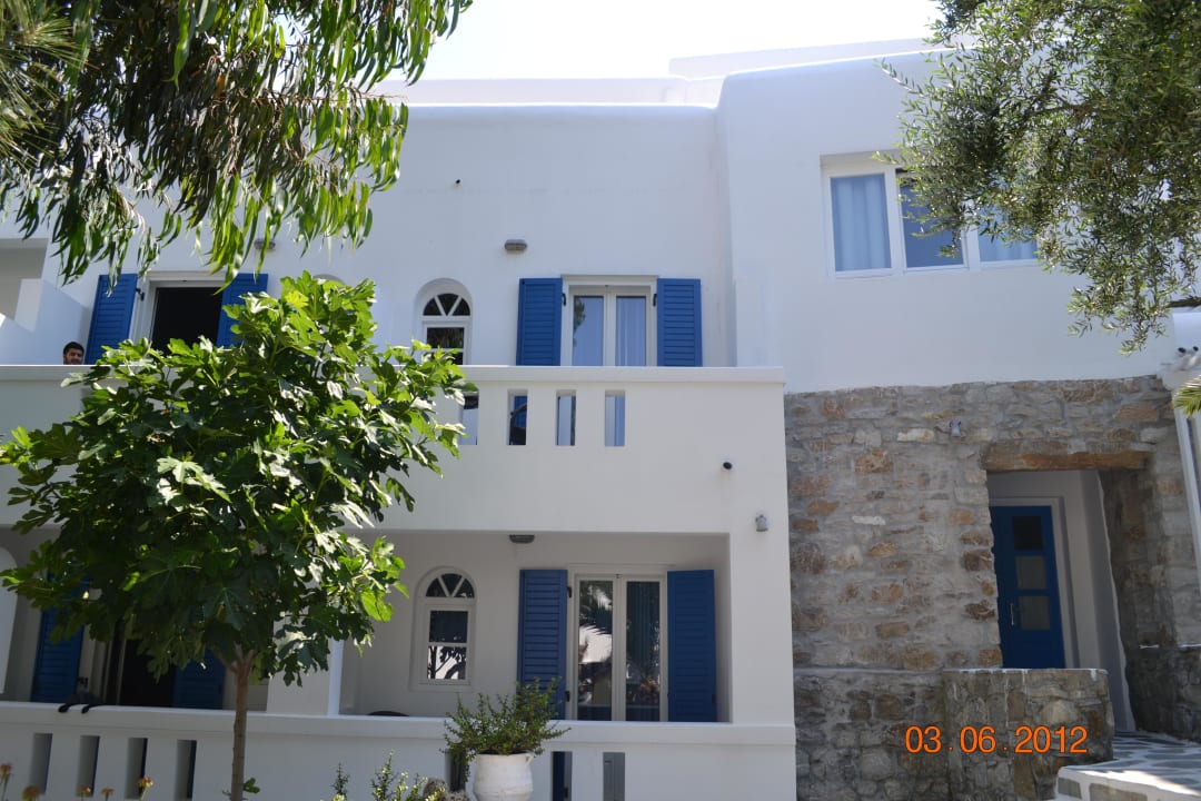 Blick auf den Balkon aus dem Garten Hotel Petinos