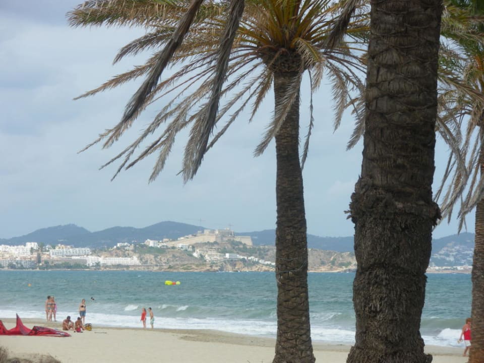 Blick vom Hotelstrand auf Ibiza-Stadt FERGUS Style Bahamas