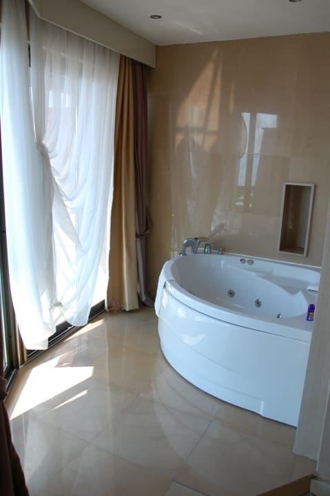 Whirlpool im De Luxe Zimme Sherwood Dreams Resort