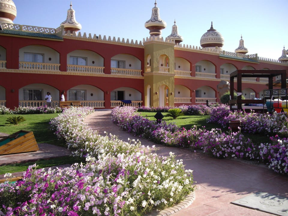 Wunderschöne gepflegte Anlage mit vielen Blumen Pickalbatros Alf Leila Wa Leila Resort - Neverland Hurghada