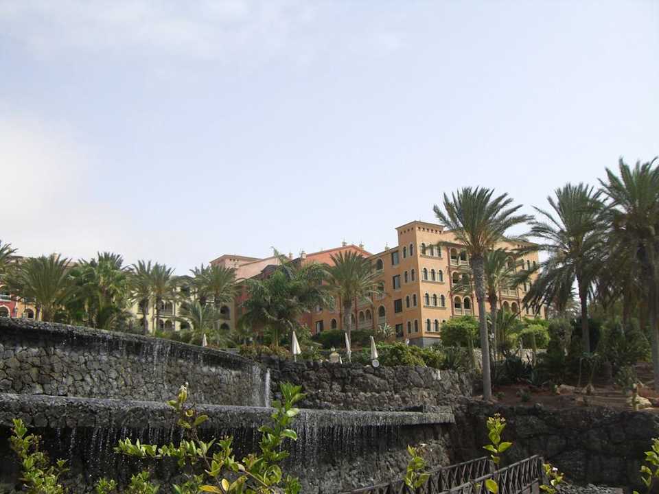Blick von Meerwasserlagune aufs Hotel R2 Rio Calma Hotel & Spa & Conference