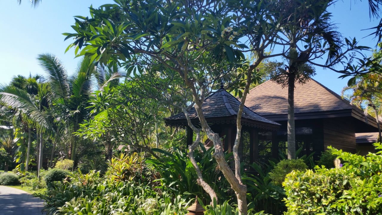 Schöne Gartenanlage The Fair House Beach Resort