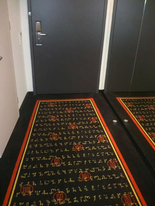 Toller Teppich im ganzen Zimmer Vienna House Easy Pilsen