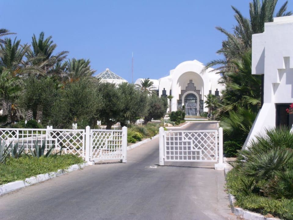 Der Eingang mit Kontroll Posten Radisson Blu Palace Resort & Thalasso Djerba