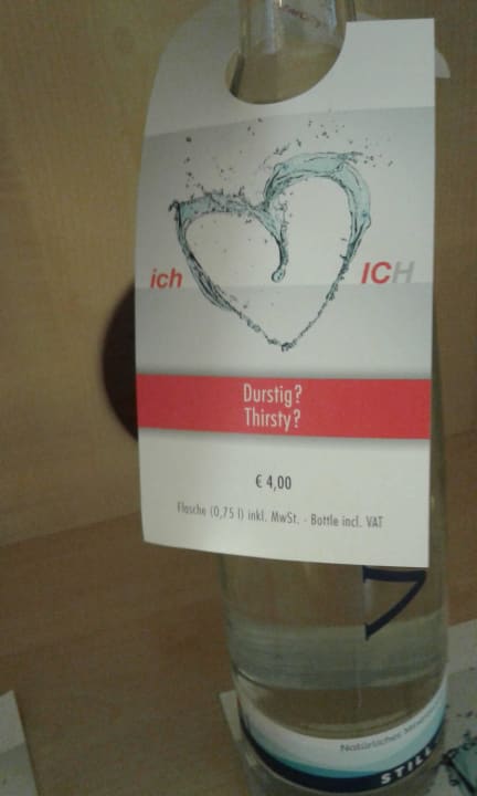 4euro für eine wasserflasche auf dem Zimmer ist ei IntercityHotel Magdeburg