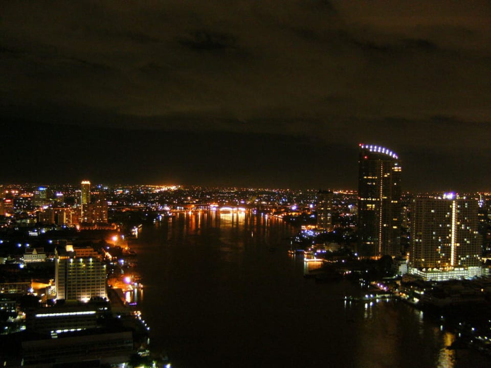 Bangkok bei Nacht. Blick aus dem 36. Stock Chatrium Hotel Riverside Bangkok