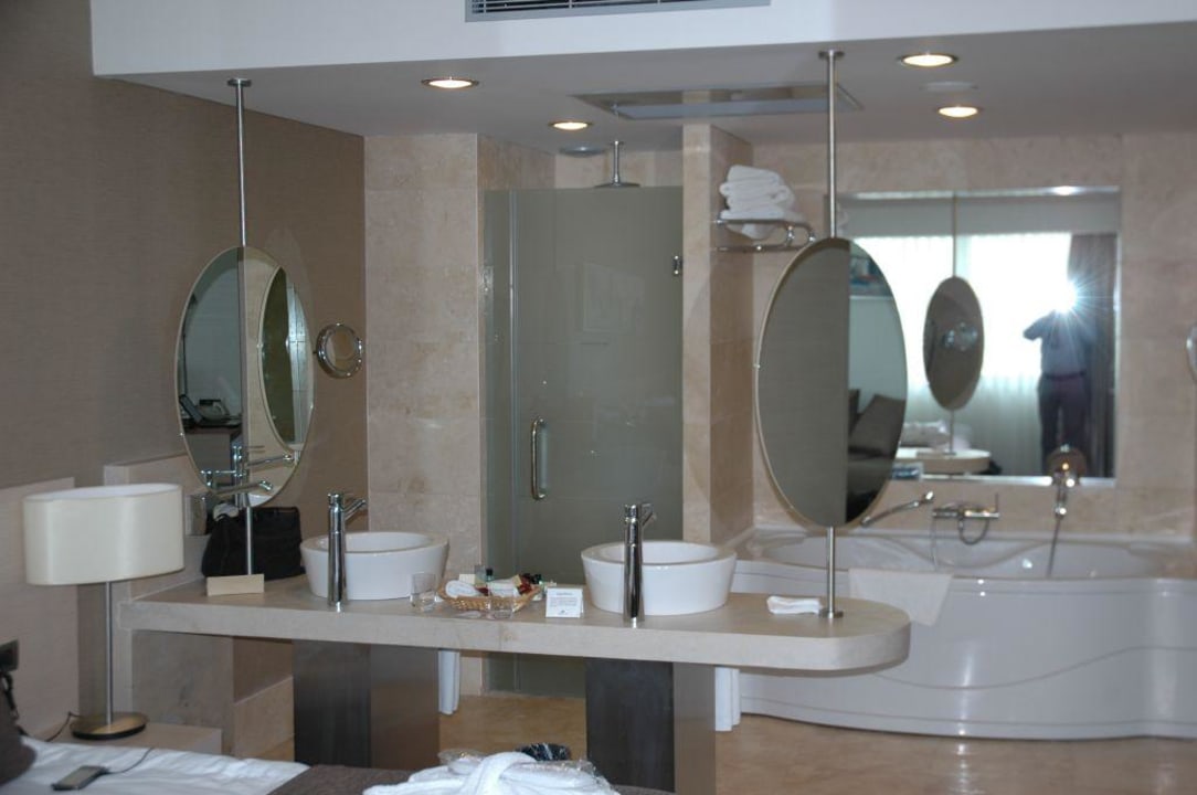 Blick auf das offene Badezimmer Hotel Crowne Plaza Ankara