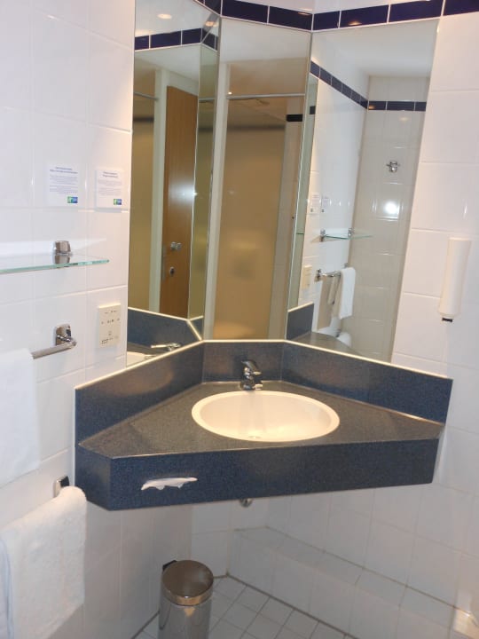 Zimmer 110 - Spiegel im Badezimmer Holiday Inn Express Frankfurt - Airport