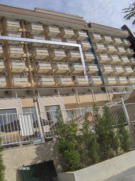 Seitenbereich des Hotels mit Straßendurchfahrt Hotel Ephesia