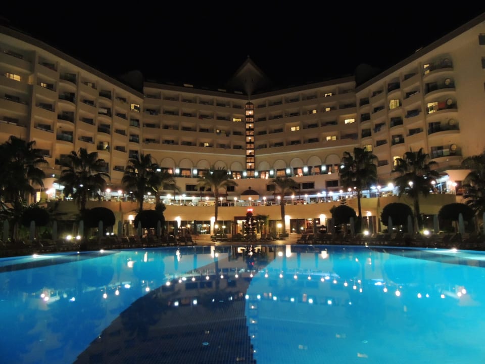 Hotel bei Nacht Saphir Resort & Spa