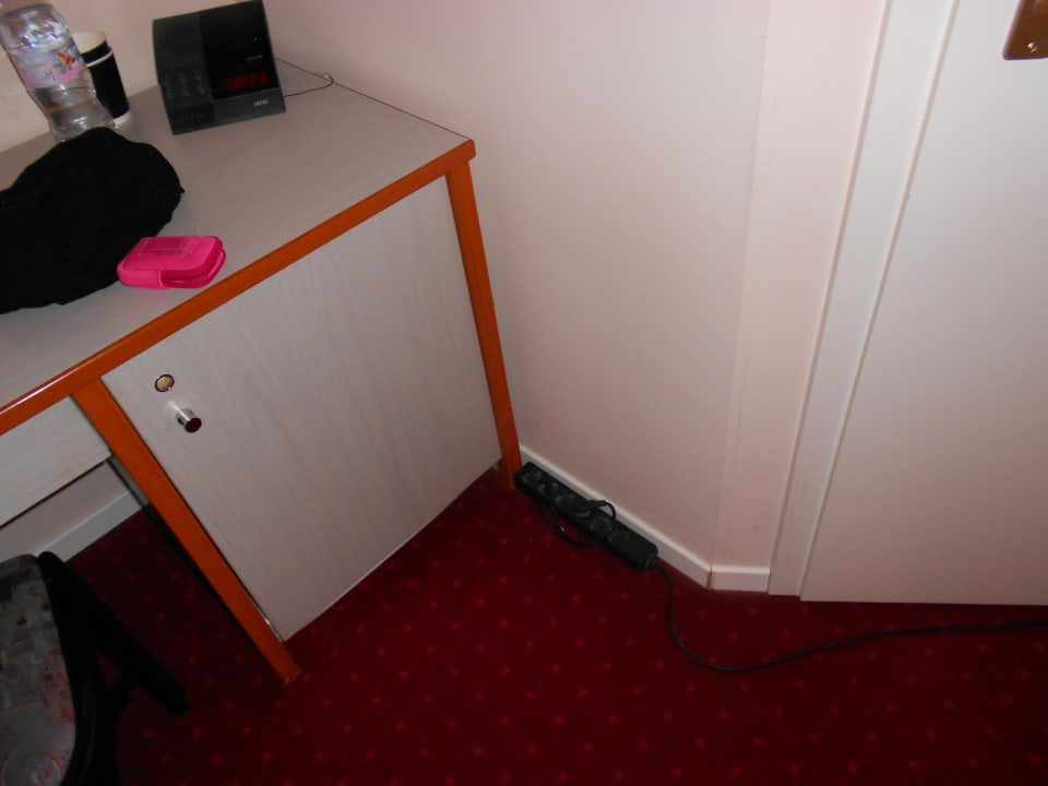 Kabel verlaufen quer durch das Zimmer Hotel Zimmer des Westens