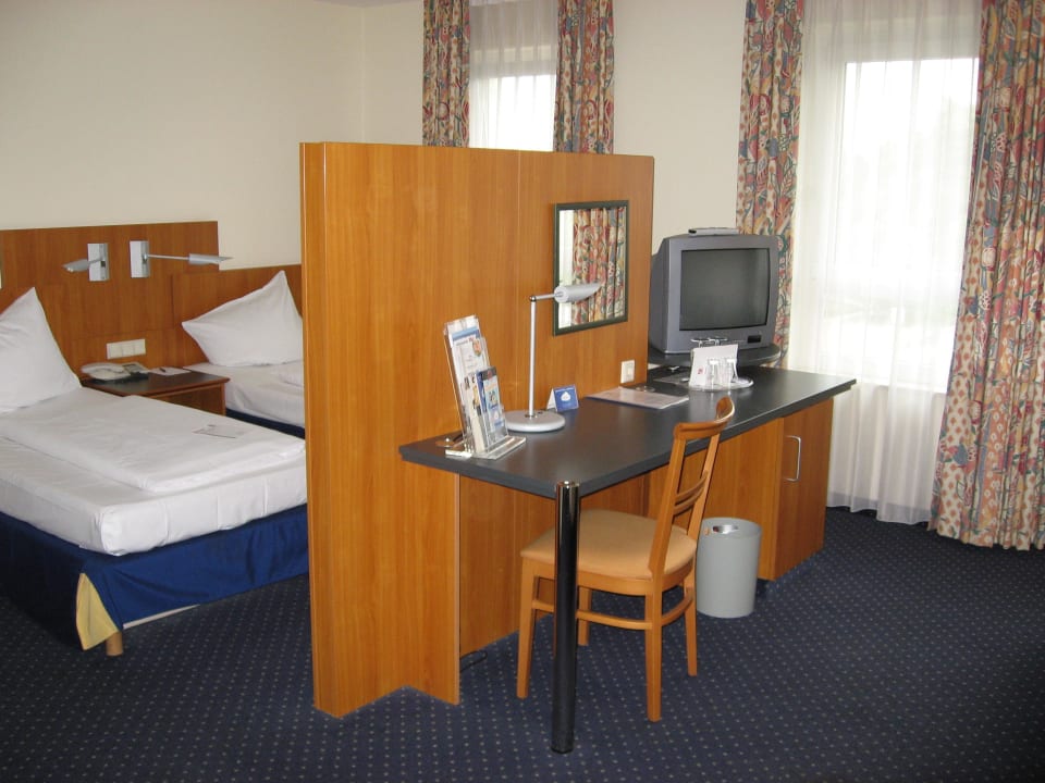 Fernseher auf Drehscheibe Vienna House Easy Bad Oeynhausen