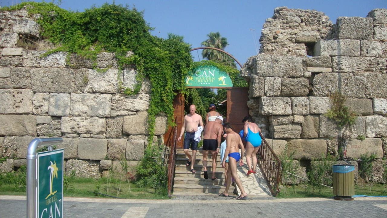 Eingang zum Hotel von Meer Can Garden Beach