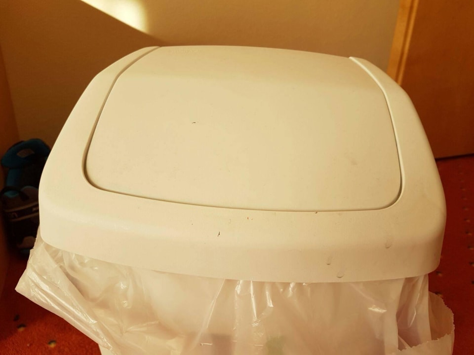 Mülleimer im Bad dreckig Berghotel Madlener