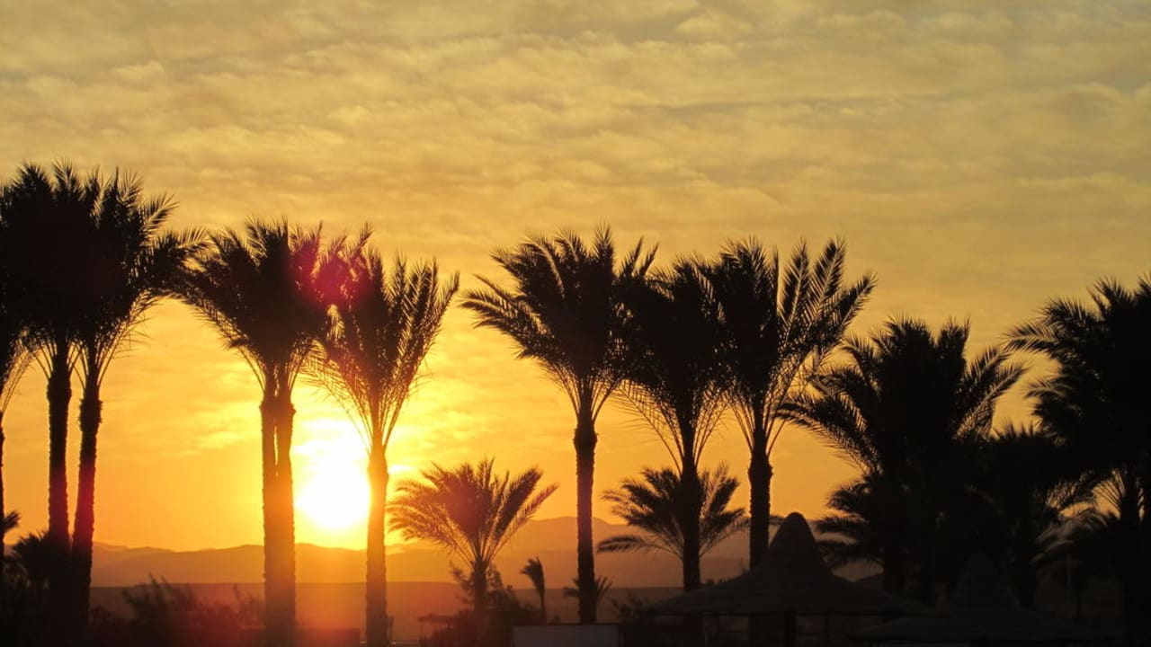 Sonnenuntergang vom Strand aus Jaz Dar EL Madina