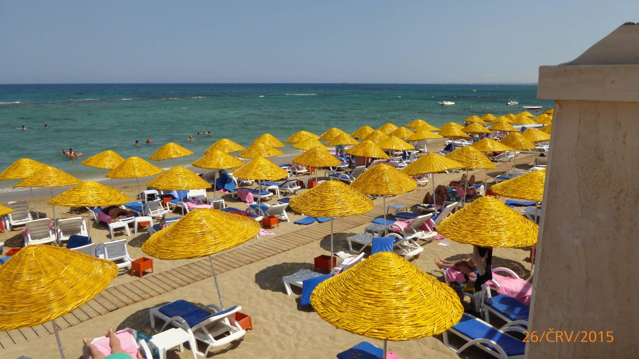 Pohled z restaurace na část hotelové pláže Salamis Bay Conti Resort Hotel & Casino