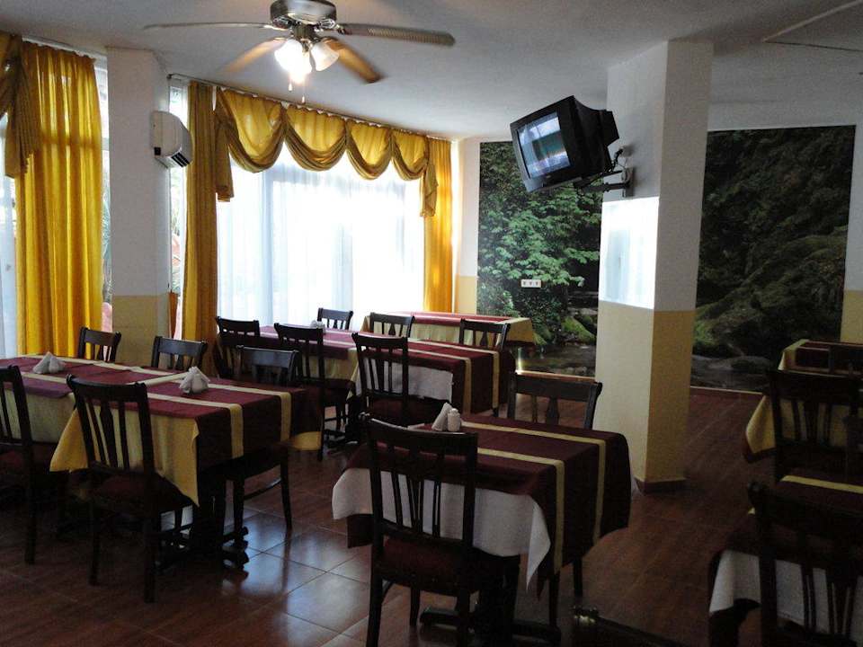 Stoły w bufecie Semoris Hotel